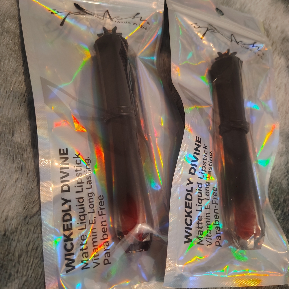 Wickedly Divine Matte Liquid Lipstick - Rich Red